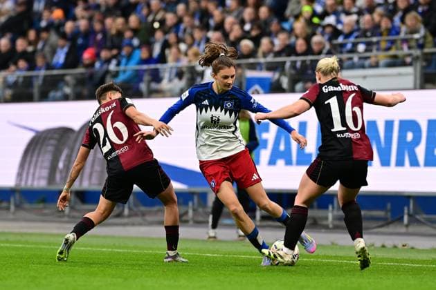 Fußball I Frauen I Saison 2025-2026 I Bundesliga I 10. Spieltag I Hamburger SV - 1. FC Nürnberg I 09.11.2025 Aneta Polaskova (26, 1. FC Nürnberg) Lotta Wrede (32, Hamburger SV) Aleigh Gambone (16, 1. FC Nürnberg) Hamburg Volkspark, Volksparkstadion, Stadion, Volkspark-Stadion Hamburg Deutschland Copyright: xLobeca FelixxSchlikisx