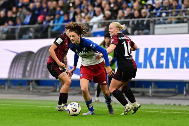 Fußball I Frauen I Saison 2025-2026 I Bundesliga I 10. Spieltag I Hamburger SV - 1. FC Nürnberg I 09.11.2025 Lotta Wrede (32, Hamburger SV) vorbei an Aneta Polaskova (26, 1. FC Nürnberg) und Aleigh Gambone (16, 1. FC Nürnberg) Hamburg Volkspark, Volksparkstadion, Stadion, Volkspark-Stadion Hamburg Deutschland Copyright: xLobeca FelixxSchlikisx