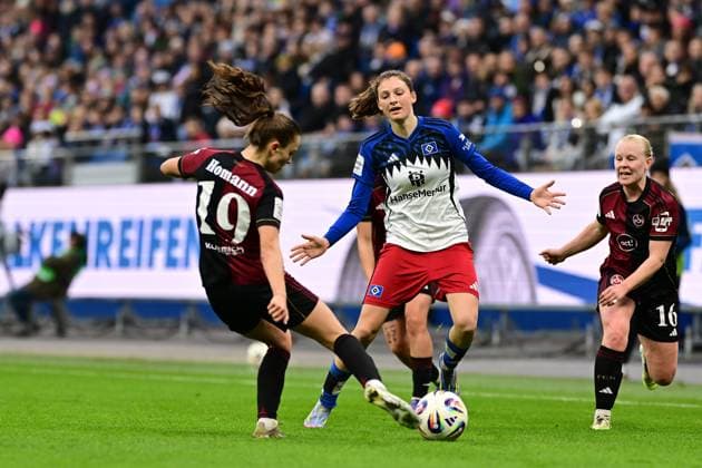 Fußball I Frauen I Saison 2025-2026 I Bundesliga I 10. Spieltag I Hamburger SV - 1. FC Nürnberg I 09.11.2025 Sanja Homann (19, 1. FC Nürnberg) gegen Lotta Wrede (32, Hamburger SV) Hamburg Volkspark, Volksparkstadion, Stadion, Volkspark-Stadion Hamburg Deutschland Copyright: xLobeca FelixxSchlikisx