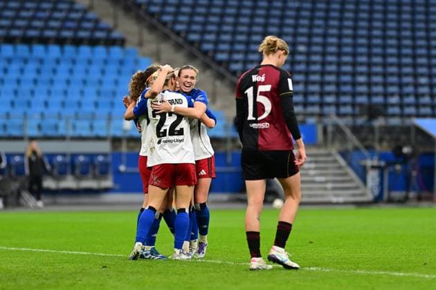Fußball I Frauen I Saison 2025-2026 I Bundesliga I 10. Spieltag I Hamburger SV - 1. FC Nürnberg I 09.11.2025 Jubel, Begeisterung, Enthusiasmus, Euphorie, Freude, Glücksgefühl, Heiterkeit bei: Hamburger SV Frauen, rechts: Schaut enttäuscht, betrübt, deprimiert, frustriert, geknickt, gekränkt, niedergeschlagen, unzufrieden, ernüchtert, schlecht gelaunt: Oliwia Wos (15, 1. FC Nürnberg) Hamburg Volkspark, Volksparkstadion, Stadion, Volkspark-Stadion Hamburg Deutschland Copyright: xLobeca FelixxSchlikisx