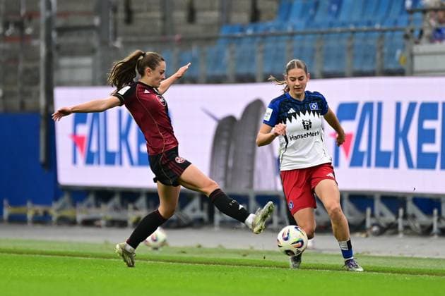 Fußball I Frauen I Saison 2025-2026 I Bundesliga I 10. Spieltag I Hamburger SV - 1. FC Nürnberg I 09.11.2025 Sanja Homann (19, 1. FC Nürnberg) Leni Marie Eggert (29, Hamburger SV) Hamburg Volkspark, Volksparkstadion, Stadion, Volkspark-Stadion Hamburg Deutschland Copyright: xLobeca FelixxSchlikisx
