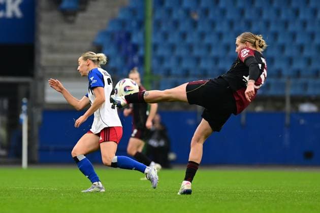 Fußball I Frauen I Saison 2025-2026 I Bundesliga I 10. Spieltag I Hamburger SV - 1. FC Nürnberg I 09.11.2025 Sophie Hillebrand (22, Hamburger SV) Oliwia Wos (15, 1. FC Nürnberg) Hamburg Volkspark, Volksparkstadion, Stadion, Volkspark-Stadion Hamburg Deutschland Copyright: xLobeca FelixxSchlikisx