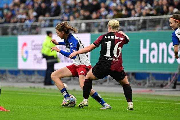 Fußball I Frauen I Saison 2025-2026 I Bundesliga I 10. Spieltag I Hamburger SV - 1. FC Nürnberg I 09.11.2025 Lotta Wrede (32, Hamburger SV) Aleigh Gambone (16, 1. FC Nürnberg) Hamburg Volkspark, Volksparkstadion, Stadion, Volkspark-Stadion Hamburg Deutschland Copyright: xLobeca FelixxSchlikisx