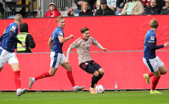 Foto : Florent MUSLIJA (Fortuna) gegen Kasper Davidsen (Kiel) Fussball 2. Bundesliga , 12. Spieltag am So. 09.11.2025 Holstein Kiel - Fortuna Düsseldorf
