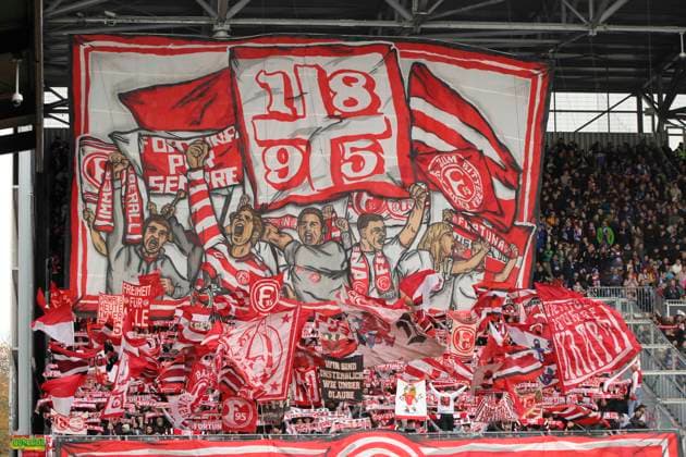 Foto : die Fans aus Düsseldorf sorgen für Stimmung Fussball 2. Bundesliga , 12. Spieltag am So. 09.11.2025 Holstein Kiel - Fortuna Düsseldorf