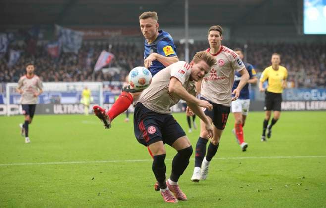 Foto : Carl Anders Johansson (Kiel) gegen Christian Rasmussen (Fortuna) Fussball 2. Bundesliga , 12. Spieltag am So. 09.11.2025 Holstein Kiel - Fortuna Düsseldorf