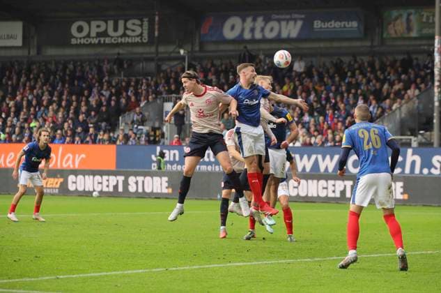 Foto : Carl Anders Johansson (Kiel) gegen Cedric ITTEN (Fortuna) Fussball 2. Bundesliga , 12. Spieltag am So. 09.11.2025 Holstein Kiel - Fortuna Düsseldorf