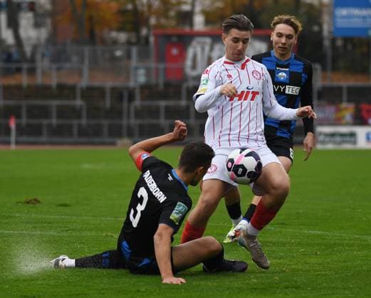 09.11.2025, xophax, Fussball - Regionalliga SC Fortuna Köln gegen SC Paderborn 07 U23 V.l.n.rechts : Kerem Yalcin ( Paderborn ) , Jonas Michelbrink ( Fortuna Köln ) Julius Bugenhagen ( Paderborn ) (DFL DFB REGULATIONS PROHIBIT ANY USE OF PHOTOGRAPHS as IMAGE SEQUENCES and or QUASI-VIDEO) Koeln