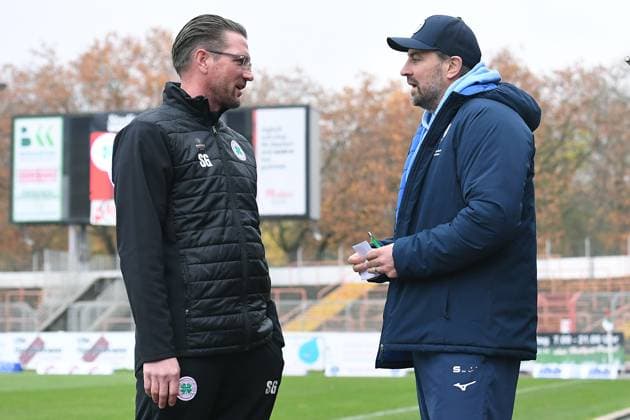 Fußball Regionalliga Staffel West 15. Spieltag Rot-Weiß Oberhausen - VfL Bochum II am 09.11.2025 im Stadion Niederrhein in Oberhausen Sebastian Gunkel ( Trainer Cheftrainer Oberhausen ), links - Heiko Butscher ( Trainer Cheftrainer Bochum ), rechts