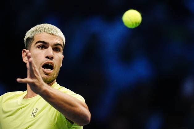 Spain s Carlos Alcaraz returns the ball to Australia s Alex de Minaur during the singles tennis match of the ATP, Tennis Herren World Tour Finals at the Inalpi Arena in Turin, Italy - Sunday, Nov. 9, 2025. - .  Copyright: xMarcoxAlpozzi LaPressex
