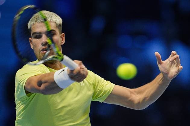 Spain s Carlos Alcaraz returns the ball to Australia s Alex de Minaur during the singles tennis match of the ATP, Tennis Herren World Tour Finals at the Inalpi Arena in Turin, Italy - Sunday, Nov. 9, 2025. - .  Copyright: xMarcoxAlpozzi LaPressex