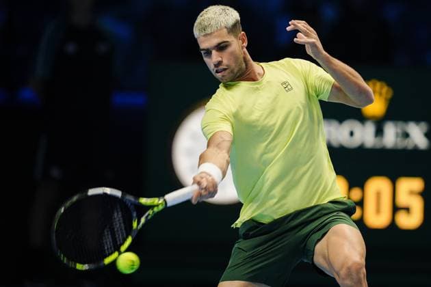 Spain s Carlos Alcaraz returns the ball to Australia s Alex de Minaur during the singles tennis match of the ATP, Tennis Herren World Tour Finals at the Inalpi Arena in Turin, Italy - Sunday, Nov. 9, 2025. - .  Copyright: xMarcoxAlpozzi LaPressex