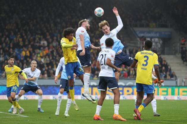 09.11.2025, xtgx, Fussball 2. Bundesliga, Eintracht Braunschweig - VfL Bochum v.l. Sidi Sane (Braunschweig, 24), Philipp Strompf (Bochum, 3), Mats Pannewig (Bochum, 24) Zweikampf, Duell, Kampf, tackle (DFL DFB REGULATIONS PROHIBIT ANY USE OF PHOTOGRAPHS as IMAGE SEQUENCES and or QUASI-VIDEO) Braunschweig