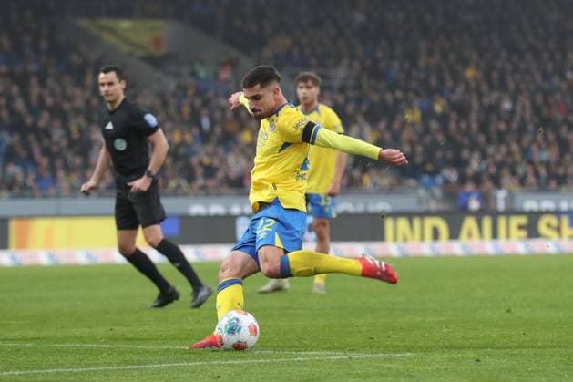 09.11.2025, xtgx, Fussball 2. Bundesliga, Eintracht Braunschweig - VfL Bochum v.l. Fabio Di Michele Sanchez (Braunschweig, 22) schiesst den Ball aufs Tor, Torschuss, Schuss (DFL DFB REGULATIONS PROHIBIT ANY USE OF PHOTOGRAPHS as IMAGE SEQUENCES and or QUASI-VIDEO) Braunschweig