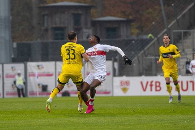 Zweikampf zwischen Mansour Ouro-Tagba (VfB Stuttgart II, 27) und Marius Wegmann (Alemannia Aachen, 33), VFB Stuttgart II vs. Alemannia Aachen, Fussball, 3. Liga, 14. Spieltag, Saison 2025 2026, 09.11.2025 VFB Stuttgart II vs. Alemannia Aachen, Fussball, 3. Liga, 14. Spieltag, Saison 2025 2026, 09.11.2025 Aspach Copyright: xEibner-Pressefoto PhilipxZieglerx EP_PZR