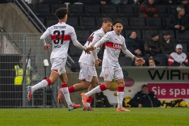 Jubel bei Nicolas Sessa (VfB Stuttgart II, 10) nach seinem Treffer zum 1:2, mit im Bild Noah Darvich (VfB Stuttgart II, 31), VFB Stuttgart II vs. Alemannia Aachen, Fussball, 3. Liga, 14. Spieltag, Saison 2025 2026, 09.11.2025 VFB Stuttgart II vs. Alemannia Aachen, Fussball, 3. Liga, 14. Spieltag, Saison 2025 2026, 09.11.2025 Aspach Copyright: xEibner-Pressefoto PhilipxZieglerx EP_PZR