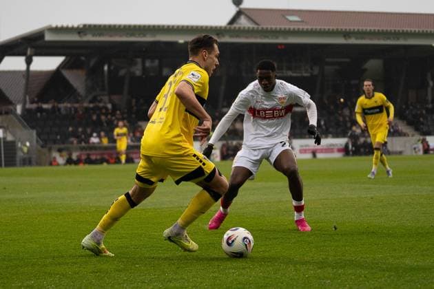 Zweikampf zwischen Marius Wegmann (Alemannia Aachen, 33) und Mansour Ouro-Tagba (VfB Stuttgart II, 27), VFB Stuttgart II vs. Alemannia Aachen, Fussball, 3. Liga, 14. Spieltag, Saison 2025 2026, 09.11.2025 VFB Stuttgart II vs. Alemannia Aachen, Fussball, 3. Liga, 14. Spieltag, Saison 2025 2026, 09.11.2025 Aspach Copyright: xEibner-Pressefoto PhilipxZieglerx EP_PZR