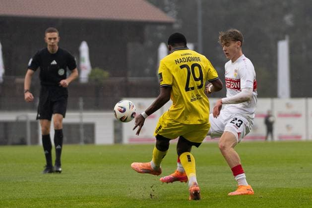 Zweikampf zwischen Pierre Nadjombe (Alemannia Aachen, 29) und Yanik Spalt (VfB Stuttgart II, 23), Schiedsrichter Lennart Kernchen im Hintergrund, VFB Stuttgart II vs. Alemannia Aachen, Fussball, 3. Liga, 14. Spieltag, Saison 2025 2026, 09.11.2025 VFB Stuttgart II vs. Alemannia Aachen, Fussball, 3. Liga, 14. Spieltag, Saison 2025 2026, 09.11.2025 Aspach Copyright: xEibner-Pressefoto PhilipxZieglerx EP_PZR