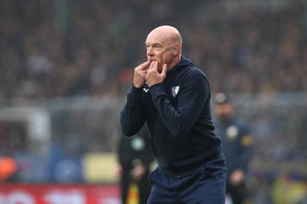 09.11.2025, xtgx, Fussball 2. Bundesliga, Eintracht Braunschweig - VfL Bochum v.l. Uwe Roesler (Rösler, Bochum, Trainer) gibt Anweisungen, gestikuliert mit den Armen, gesticulate, gives instructions (DFL DFB REGULATIONS PROHIBIT ANY USE OF PHOTOGRAPHS as IMAGE SEQUENCES and or QUASI-VIDEO) Braunschweig