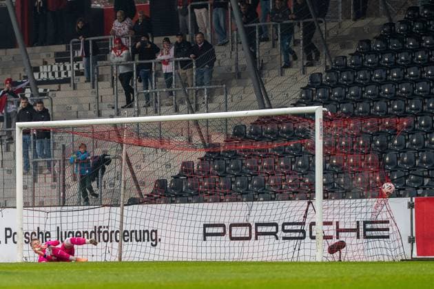 Elfmeter zum 0:1 durch Lars Gindorf (Alemannia Aachen, 23), VFB Stuttgart II vs. Alemannia Aachen, Fussball, 3. Liga, 14. Spieltag, Saison 2025 2026, 09.11.2025 VFB Stuttgart II vs. Alemannia Aachen, Fussball, 3. Liga, 14. Spieltag, Saison 2025 2026, 09.11.2025 Aspach Copyright: xEibner-Pressefoto PhilipxZieglerx EP_PZR