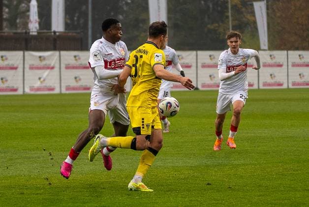 Zweikampf zwischen Marius Wegmann (Alemannia Aachen, 33) und Mansour Ouro-Tagba (VfB Stuttgart II, 27), VFB Stuttgart II vs. Alemannia Aachen, Fussball, 3. Liga, 14. Spieltag, Saison 2025 2026, 09.11.2025 VFB Stuttgart II vs. Alemannia Aachen, Fussball, 3. Liga, 14. Spieltag, Saison 2025 2026, 09.11.2025 Aspach Copyright: xEibner-Pressefoto PhilipxZieglerx EP_PZR
