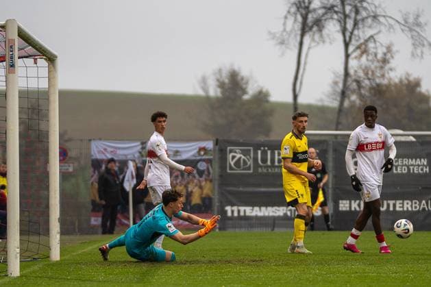 Anschlusstreffer zum 1:2 durch Nicolas Sessa (VfB Stuttgart II, 10), VFB Stuttgart II vs. Alemannia Aachen, Fussball, 3. Liga, 14. Spieltag, Saison 2025 2026, 09.11.2025 VFB Stuttgart II vs. Alemannia Aachen, Fussball, 3. Liga, 14. Spieltag, Saison 2025 2026, 09.11.2025 Aspach Copyright: xEibner-Pressefoto PhilipxZieglerx EP_PZR