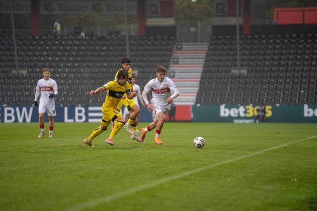 Zweikampf zwischen Yanik Spalt (VfB Stuttgart II, 23) und Bentley Baxter Bahn (Alemannia Aachen, 08), VFB Stuttgart II vs. Alemannia Aachen, Fussball, 3. Liga, 14. Spieltag, Saison 2025 2026, 09.11.2025 VFB Stuttgart II vs. Alemannia Aachen, Fussball, 3. Liga, 14. Spieltag, Saison 2025 2026, 09.11.2025 Aspach Copyright: xEibner-Pressefoto PhilipxZieglerx EP_PZR