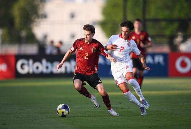 Fussball, Junioren U 17 WM 2025 Vorrunde 09.11.2025 Gruppe D Belgien - Tunesien Arthur De Kimpe (li, Belgien) gegen Ayoub Grina (re, Tunesien)