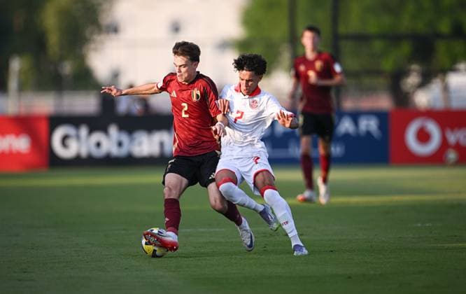 Fussball, Junioren U 17 WM 2025 Vorrunde 09.11.2025 Gruppe D Belgien - Tunesien Arthur De Kimpe (li, Belgien) gegen Ayoub Grina (re, Tunesien)