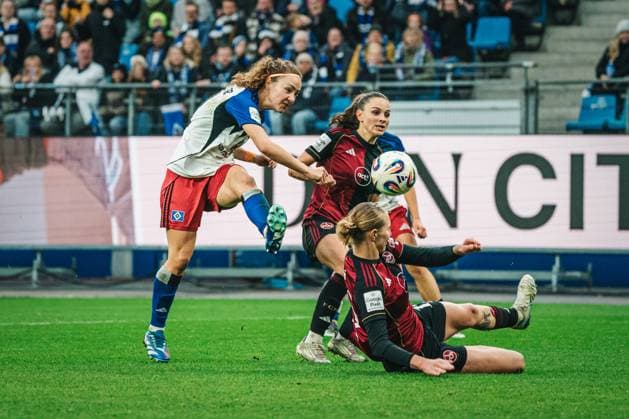 Google Pixel Frauen-Bundesliga: Hamburger SV vs. 1. FC Nürnberg, 09.11.2025 Melanie Brunnthaler (Hamburger SV, 11) schießt; Fußball, Google Pixel Frauen-Bundesliga, 10. Spieltag: Hamburger SV vs. 1. FC Nürnberg am 09.11.2025 im Volksparkstadion, Hamburg DFB DFL REGULATIONS PROHIBIT ANY USE OF PHOTOGRAPHS AS IMAGE SEQUENCES AND OR QUASI-VIDEO. Copyright: xBEAUTIFULxSPORTS Tonhäuserx
