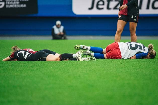 Google Pixel Frauen-Bundesliga: Hamburger SV vs. 1. FC Nürnberg, 09.11.2025 Annalena Wucher (Hamburger SV, 15) und Nastassja Lein (1. FC Nürnberg, 24) liegen am Boden; Fußball, Google Pixel Frauen-Bundesliga, 10. Spieltag: Hamburger SV vs. 1. FC Nürnberg am 09.11.2025 im Volksparkstadion, Hamburg DFB DFL REGULATIONS PROHIBIT ANY USE OF PHOTOGRAPHS AS IMAGE SEQUENCES AND OR QUASI-VIDEO. Copyright: xBEAUTIFULxSPORTS Tonhäuserx