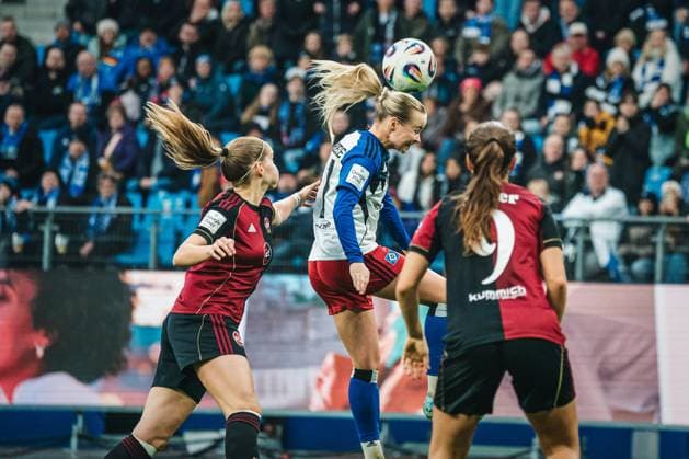 Google Pixel Frauen-Bundesliga: Hamburger SV vs. 1. FC Nürnberg, 09.11.2025 Mia Büchele (Hamburger SV, 17) geht zum Kopfball; Fußball, Google Pixel Frauen-Bundesliga, 10. Spieltag: Hamburger SV vs. 1. FC Nürnberg am 09.11.2025 im Volksparkstadion, Hamburg DFB DFL REGULATIONS PROHIBIT ANY USE OF PHOTOGRAPHS AS IMAGE SEQUENCES AND OR QUASI-VIDEO. Copyright: xBEAUTIFULxSPORTS Tonhäuserx