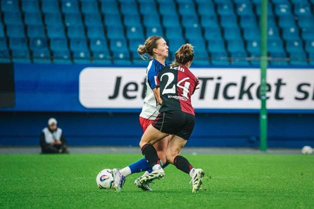 Google Pixel Frauen-Bundesliga: Hamburger SV vs. 1. FC Nürnberg, 09.11.2025 Annalena Wucher (Hamburger SV, 15) und Nastassja Lein (1. FC Nürnberg, 24) knallen zusammen; Fußball, Google Pixel Frauen-Bundesliga, 10. Spieltag: Hamburger SV vs. 1. FC Nürnberg am 09.11.2025 im Volksparkstadion, Hamburg DFB DFL REGULATIONS PROHIBIT ANY USE OF PHOTOGRAPHS AS IMAGE SEQUENCES AND OR QUASI-VIDEO. Copyright: xBEAUTIFULxSPORTS Tonhäuserx
