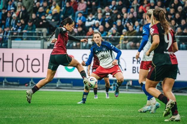 Google Pixel Frauen-Bundesliga: Hamburger SV vs. 1. FC Nürnberg, 09.11.2025 Selma Li?ina (1. FC Nürnberg, 17) ist vor Lotta Wrede (Hamburger SV, 32) am Ball; Fußball, Google Pixel Frauen-Bundesliga, 10. Spieltag: Hamburger SV vs. 1. FC Nürnberg am 09.11.2025 im Volksparkstadion, Hamburg DFB DFL REGULATIONS PROHIBIT ANY USE OF PHOTOGRAPHS AS IMAGE SEQUENCES AND OR QUASI-VIDEO. Copyright: xBEAUTIFULxSPORTS Tonhäuserx