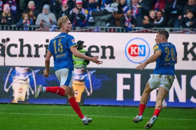 09.11.2025, Fußball, Herren, 2.BL (Bundesliga), Saison 2025 2026, Holstein Kiel - Fortuna Düsseldorf, 12. Spieltag Torjubel Kiel nach dem 1:0 von Kasper Davidsen. Er jubelt zusammen mit Adrian Kapralik Kiel Holstein-Stadion Schleswig-Holstein Deutschland