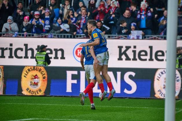 09.11.2025, Fußball, Herren, 2.BL (Bundesliga), Saison 2025 2026, Holstein Kiel - Fortuna Düsseldorf, 12. Spieltag Torjubel Kiel nach dem 1:0 von Kasper Davidsen. Er jubelt zusammen mit Adrian Kapralik Kiel Holstein-Stadion Schleswig-Holstein Deutschland