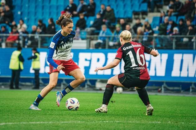 Google Pixel Frauen-Bundesliga: Hamburger SV vs. 1. FC Nürnberg, 09.11.2025 Lotta Wrede (Hamburger SV, 32) am Ball; Fußball, Google Pixel Frauen-Bundesliga, 10. Spieltag: Hamburger SV vs. 1. FC Nürnberg am 09.11.2025 im Volksparkstadion, Hamburg DFB DFL REGULATIONS PROHIBIT ANY USE OF PHOTOGRAPHS AS IMAGE SEQUENCES AND OR QUASI-VIDEO. Copyright: xBEAUTIFULxSPORTS Tonhäuserx