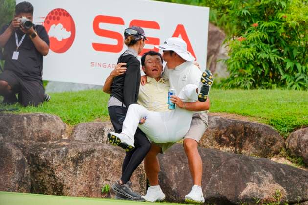 Moutai Singapore Open 2025 in Singapore Yosuke Asaji of Japan is lifted by a Japanese team caddie and his personal caddie as he celebrates winning the sudden-death playoff in the final round of the Moutai Singapore Open 2025 in Singapore on 9 November 2025. Singapore Singapore  Copyright: xMatrixxImages LimxSimonx