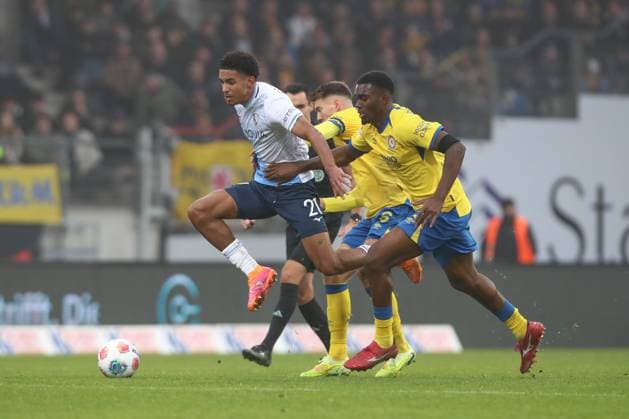 09.11.2025, xtgx, Fussball 2. Bundesliga, Eintracht Braunschweig - VfL Bochum v.l. Francis Onyeka (Bochum, 21), Florian Flick (Braunschweig), Patrick Nkoa (Braunschweig) Zweikampf, Duell, Kampf, tackle (DFL DFB REGULATIONS PROHIBIT ANY USE OF PHOTOGRAPHS as IMAGE SEQUENCES and or QUASI-VIDEO) Braunschweig