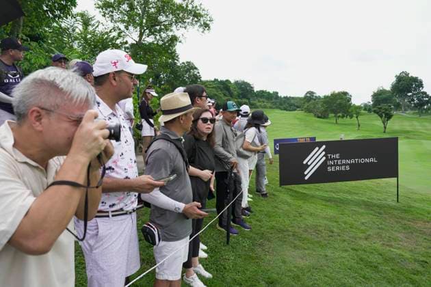 Moutai Singapore Open 2025 in Singapore Spectators line the golf course at the Singapore Island Country Club during the Moutai Singapore Open 2025 in Singapore on 9 November 2025. Singapore Singapore  Copyright: xMatrixxImages LimxSimonx