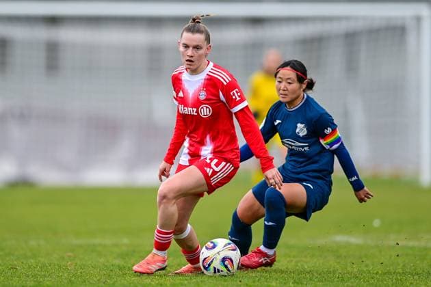 v.li.: Sarah Ernst (FCB, 10) Rio Takizawa (Sand, 17) im Zweikampf, Duell, duel, tackle, Dynamik, Action, Aktion, 09.11.2025, Aschheim (Deutschland), Fussball,2. Frauen-Bundesliga, FC Bayern München II - SC Sand, DFB DFL REGULATIONS PROHIBIT ANY USE OF PHOTOGRAPHS AS IMAGE SEQUENCES AND OR QUASI-VIDEO.