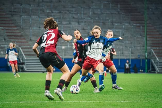 Google Pixel Frauen-Bundesliga: Hamburger SV vs. 1. FC Nürnberg, 09.11.2025 Melanie Brunnthaler (Hamburger SV, 11) am Ball; Fußball, Google Pixel Frauen-Bundesliga, 10. Spieltag: Hamburger SV vs. 1. FC Nürnberg am 09.11.2025 im Volksparkstadion, Hamburg DFB DFL REGULATIONS PROHIBIT ANY USE OF PHOTOGRAPHS AS IMAGE SEQUENCES AND OR QUASI-VIDEO. Copyright: xBEAUTIFULxSPORTS Tonhäuserx