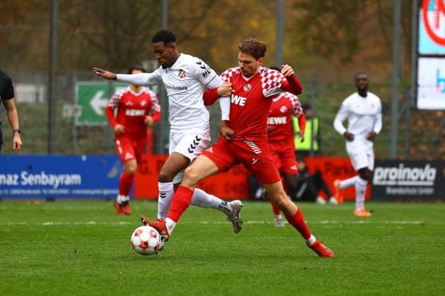 Fußball I Herren I Saison 2025 2026 I Regionalliga Nord I 18.Spieltag I Eintracht Norderstedt - Altona 93 I 09.11.2025 Lesley Karschau (19, Altona 93) Andre Wallenborn (2, FC Eintracht Norderstedt) Norderstedt Edmund Plambeck Stadion Schleswig-Holstein Deutschland Copyright: xLobeca RalfxHomburgx
