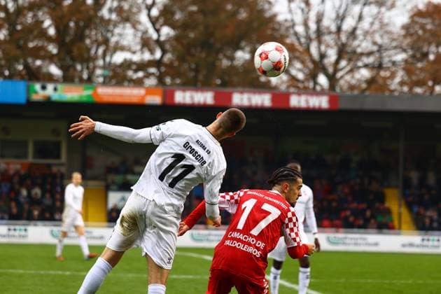 Fußball I Herren I Saison 2025 2026 I Regionalliga Nord I 18.Spieltag I Eintracht Norderstedt - Altona 93 I 09.11.2025 Moritz Grosche (11, Altona 93) Lucas Camacho de Valdoleiros (17, FC Eintracht Norderstedt) Norderstedt Edmund Plambeck Stadion Schleswig-Holstein Deutschland Copyright: xLobeca RalfxHomburgx