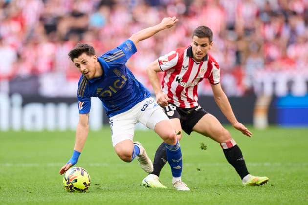 November 9, 2025, Bilbao, Vizcaya, SPAIN: Alberto Reina Campos of Real Oviedo competes for the ball with Inigo Ruiz de Galarreta of Athletic Club during the LaLiga EA Sports match between Athletic Club and Real Oviedo at San Mames on November 9, 2025, in Bilbao, Spain. Bilbao SPAIN - ZUMAa181 20251109_zaa_a181_085 Copyright: xRicardoxLarreinax