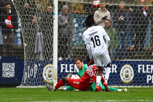 Fußball I Herren I Saison 2025 2026 I Regionalliga Nord I 18.Spieltag I Eintracht Norderstedt - Altona 93 I 09.11.2025 Dennis Lohmann (1, Altona 93) Ezra Ampofo (29, FC Eintracht Norderstedt) Alaka-Rodrigue Wenakor (16, Altona 93) Norderstedt Edmund Plambeck Stadion Schleswig-Holstein Deutschland Copyright: xLobeca RalfxHomburgx