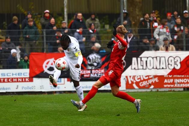 Fußball I Herren I Saison 2025 2026 I Regionalliga Nord I 18.Spieltag I Eintracht Norderstedt - Altona 93 I 09.11.2025 Michael Ambrosius (22, Altona 93) Falk Gross (20, FC Eintracht Norderstedt) Norderstedt Edmund Plambeck Stadion Schleswig-Holstein Deutschland Copyright: xLobeca RalfxHomburgx