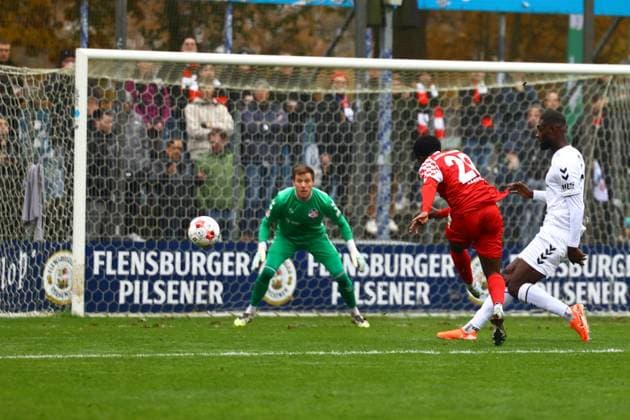Fußball I Herren I Saison 2025 2026 I Regionalliga Nord I 18.Spieltag I Eintracht Norderstedt - Altona 93 I 09.11.2025 Dennis Lohmann (1, Altona 93) Ezra Ampofo (29, FC Eintracht Norderstedt) Norderstedt Edmund Plambeck Stadion Schleswig-Holstein Deutschland Copyright: xLobeca RalfxHomburgx