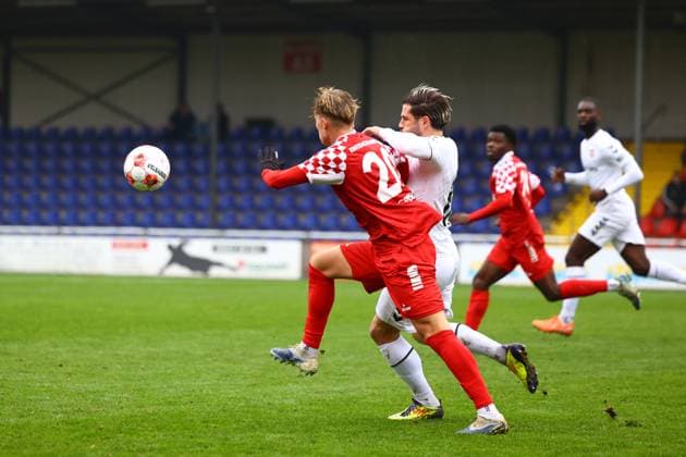Fußball I Herren I Saison 2025 2026 I Regionalliga Nord I 18.Spieltag I Eintracht Norderstedt - Altona 93 I 09.11.2025 Falk Gross (20, FC Eintracht Norderstedt) Tayfun Can (61, Altona 93) Norderstedt Edmund Plambeck Stadion Schleswig-Holstein Deutschland Copyright: xLobeca RalfxHomburgx