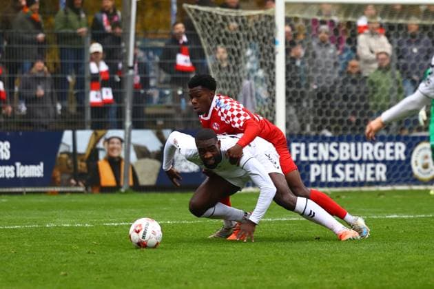 Fußball I Herren I Saison 2025 2026 I Regionalliga Nord I 18.Spieltag I Eintracht Norderstedt - Altona 93 I 09.11.2025 Gideon Baur (23, Altona 93) Ezra Ampofo (29, FC Eintracht Norderstedt) Norderstedt Edmund Plambeck Stadion Schleswig-Holstein Deutschland Copyright: xLobeca RalfxHomburgx